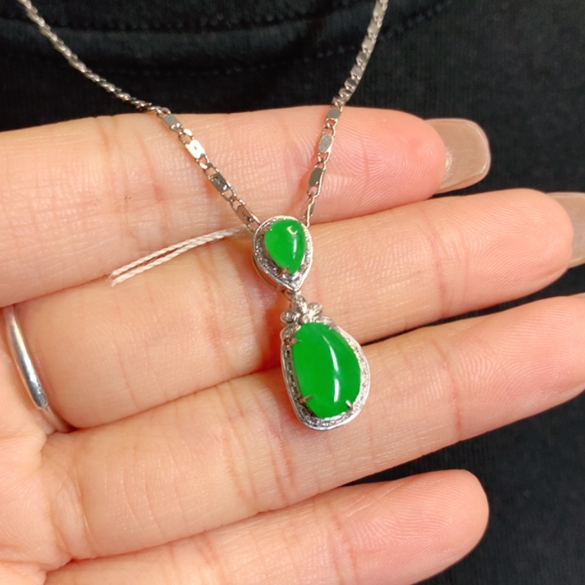 【闪购商品】颈饰18K金镶嵌翡翠特色戒面