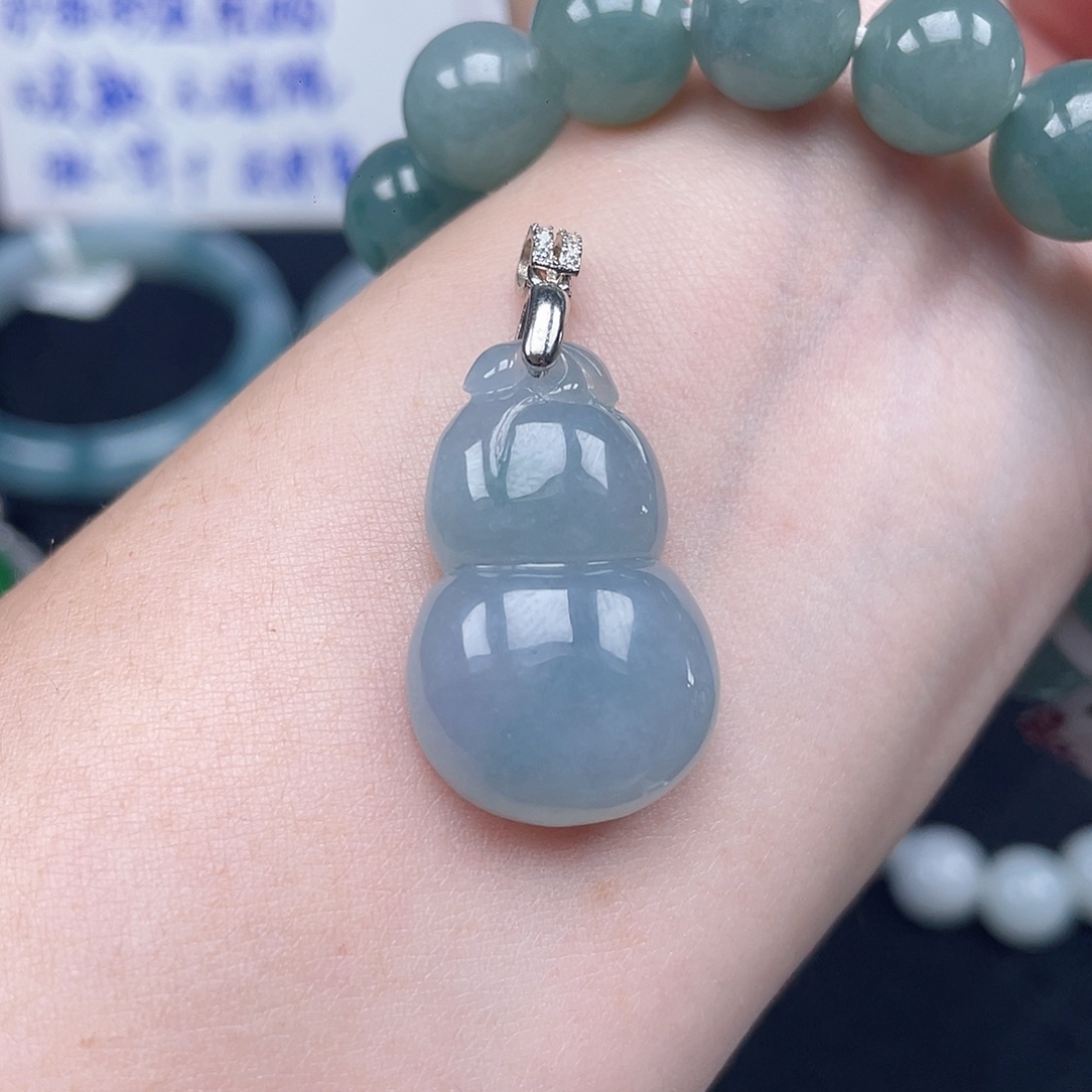 翡翠未镶嵌颈饰天空蓝葫芦