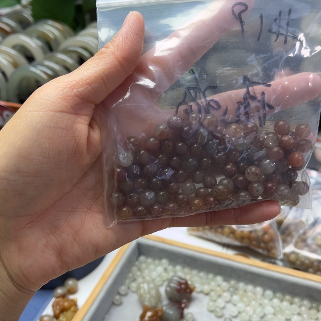 ****鲤石英岩玉未镶嵌手镯