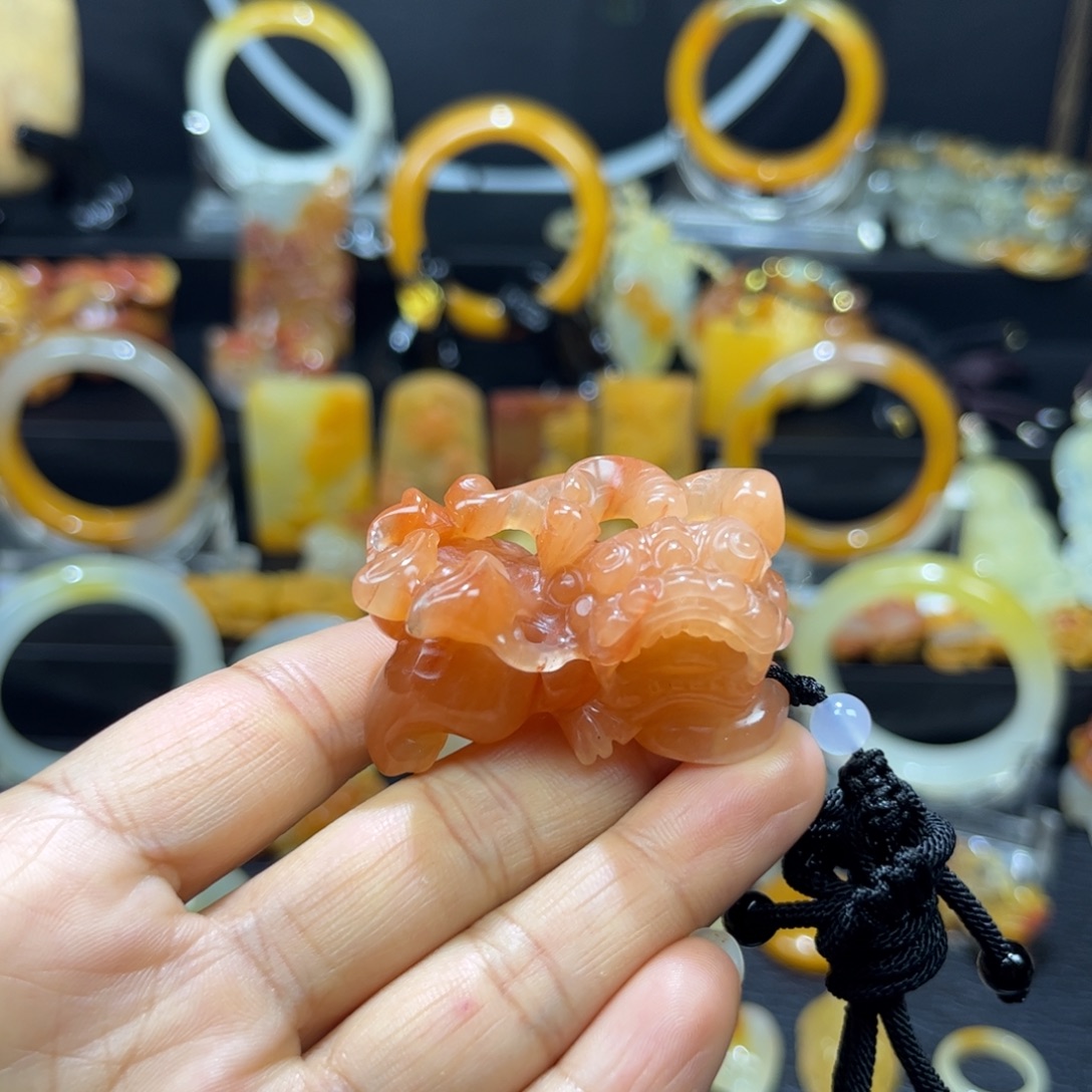 石英质玉（黄龙玉）未镶嵌颈饰