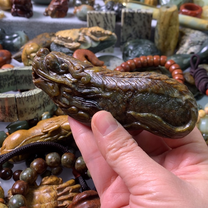 未镶嵌岫岩河磨玉（透闪石质玉）把件