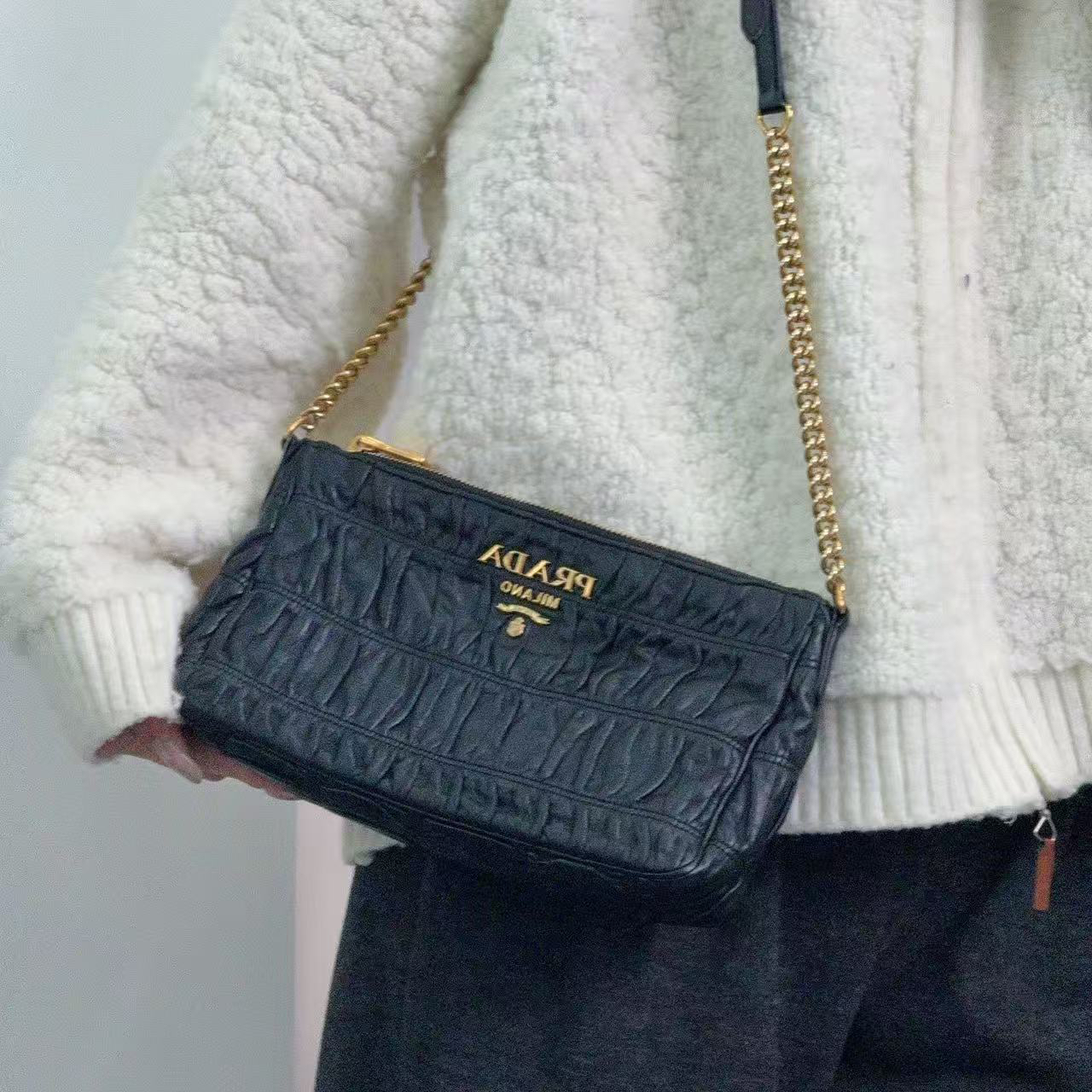 95新 Prada/普拉达 普拉达黑金褶皱链条斜挎包