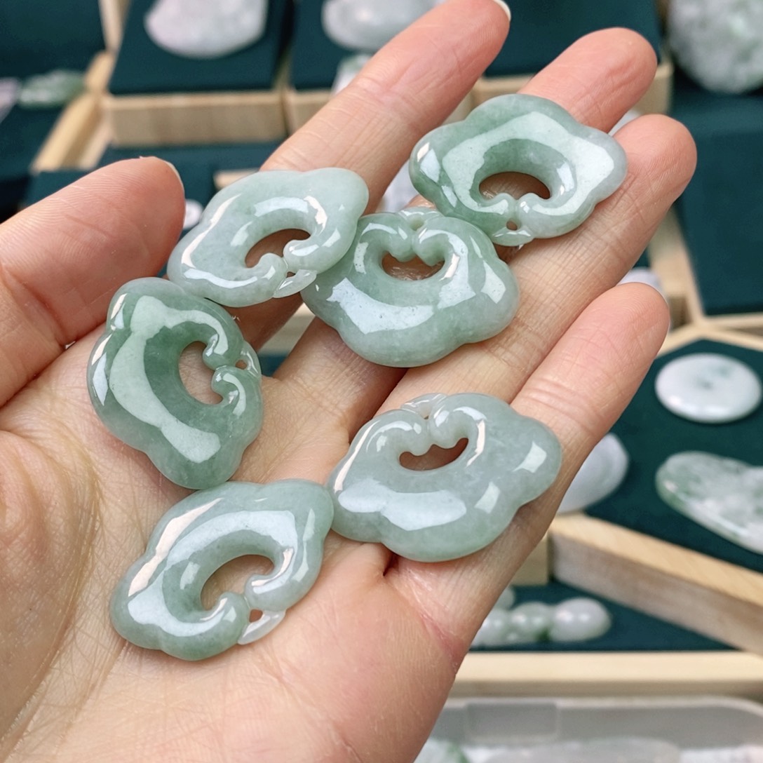 翡翠颈饰未镶嵌锁 发货发其一