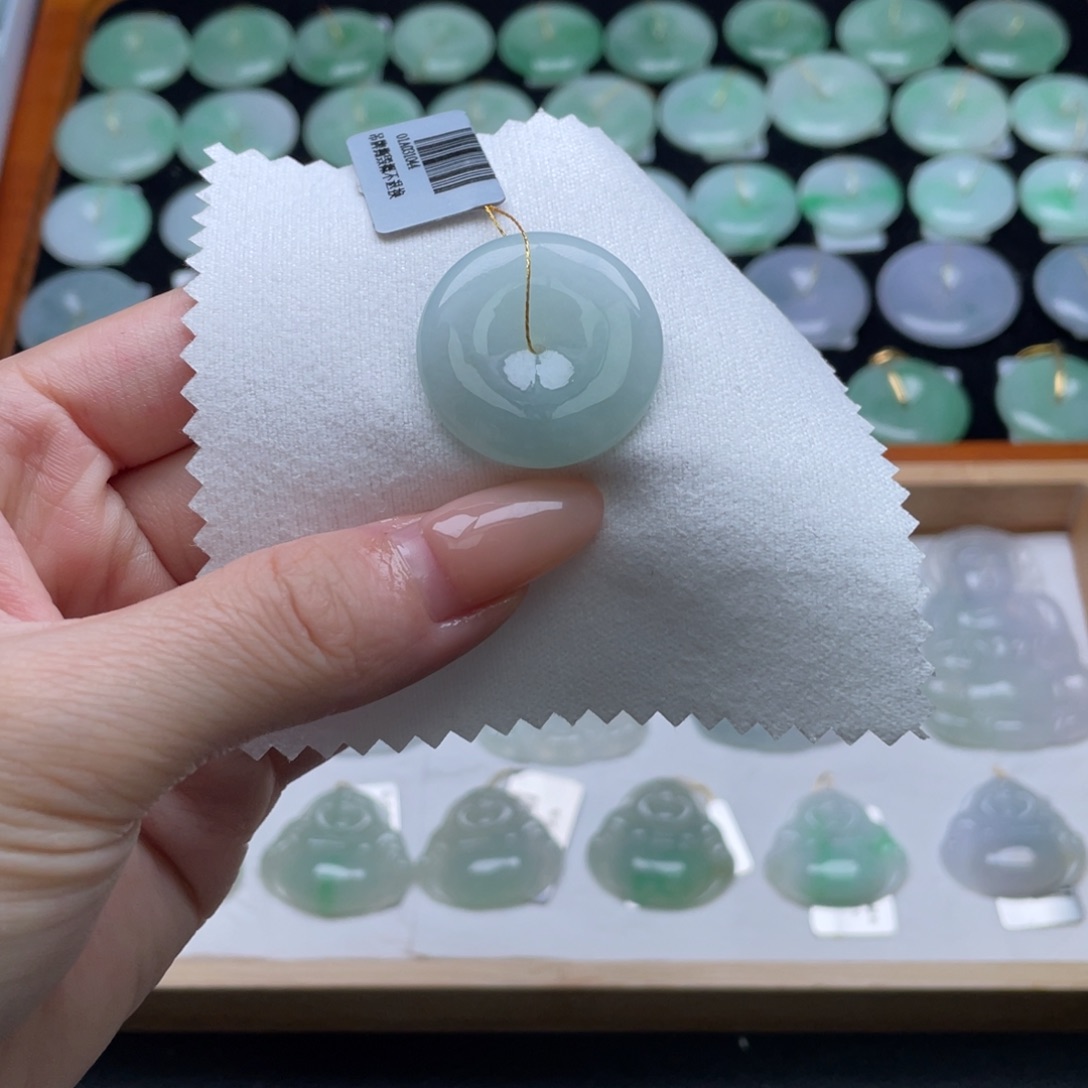 翡翠未镶嵌颈饰平安扣