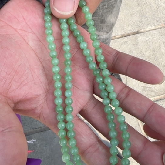 和田玉颈饰未镶嵌俄罗斯乌兰海苹果绿卡6无黑点