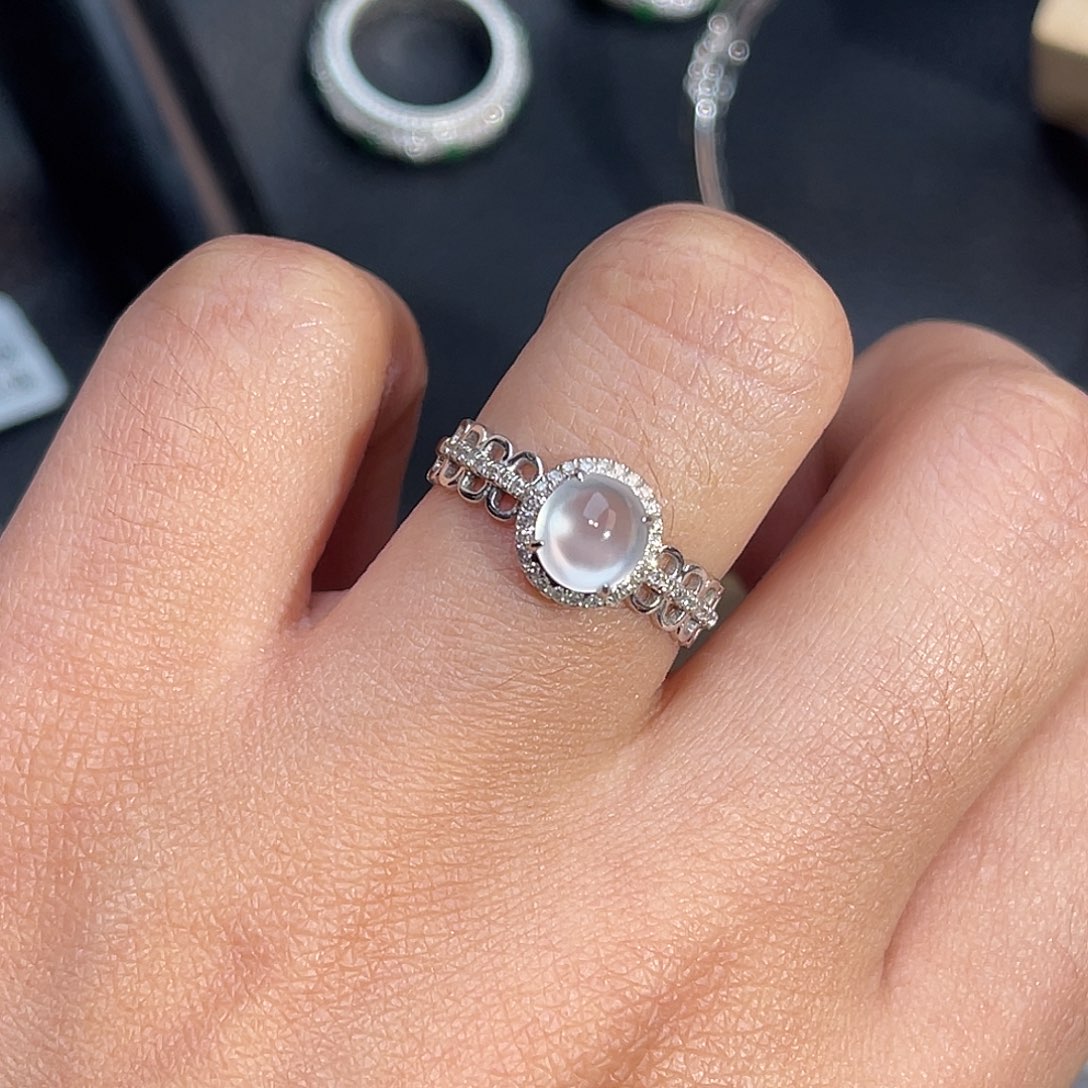 翡翠18K金镶嵌戒指蛋面