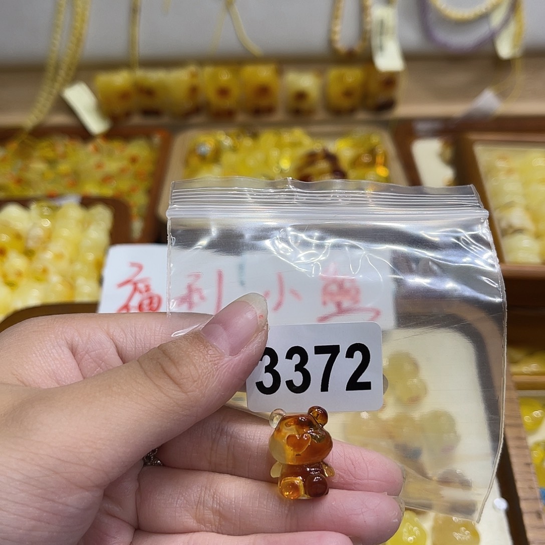 琥珀未镶嵌颈饰蜜蜡