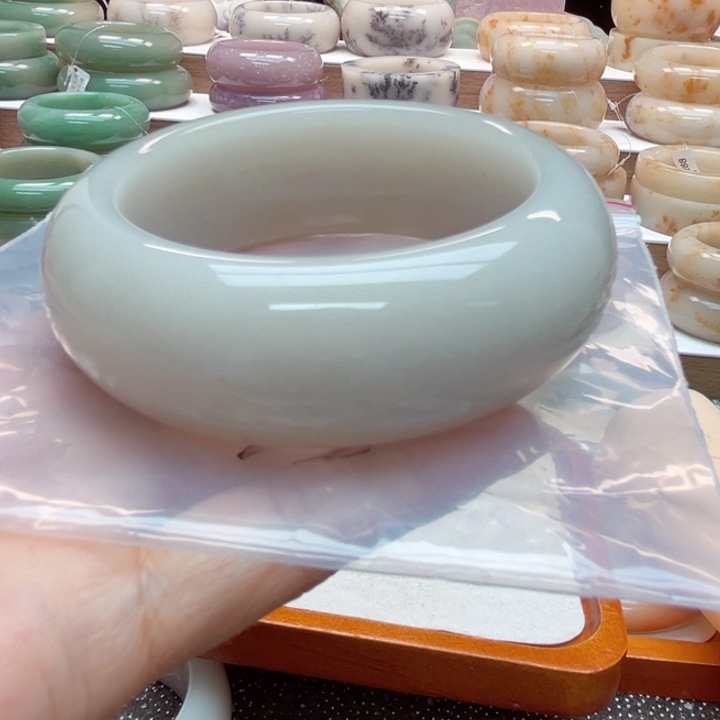 B***播石英岩玉手镯未镶嵌