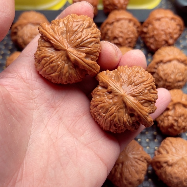 文玩核桃吊坠白狮子43