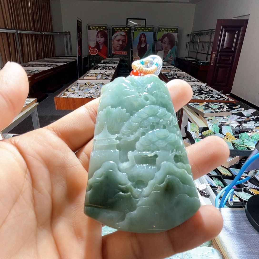 翡翠未镶嵌颈饰一