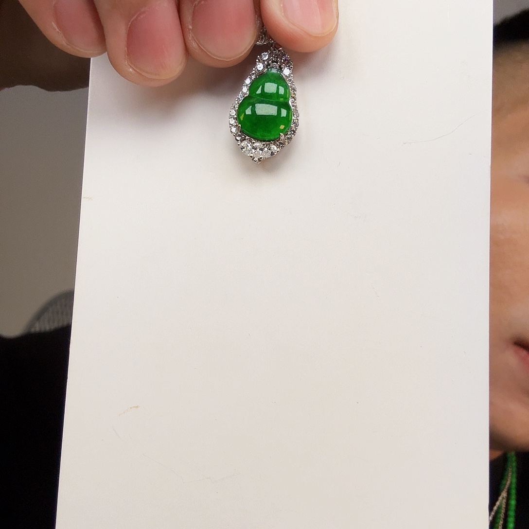 翡翠未镶嵌颈饰一件