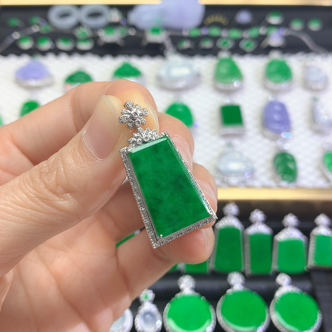 颈饰18K金镶嵌翡翠吊坠