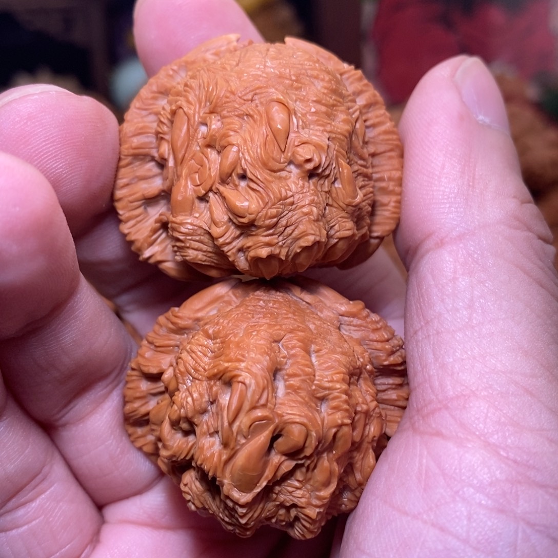 文玩核桃把件纯手工雕刻吞噬