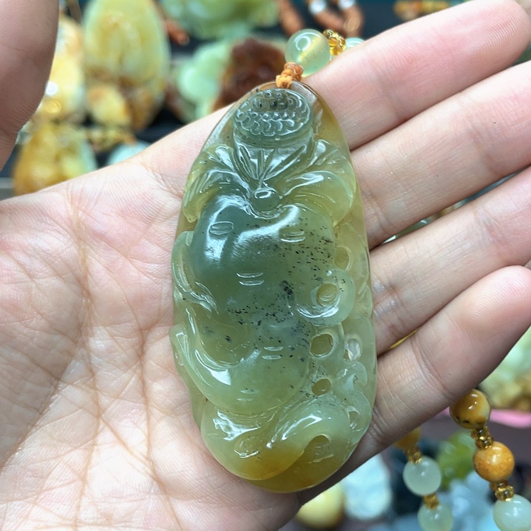 蛇纹石玉颈饰未镶嵌