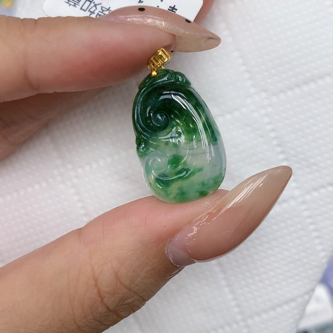 颈饰18K金镶嵌翡翠