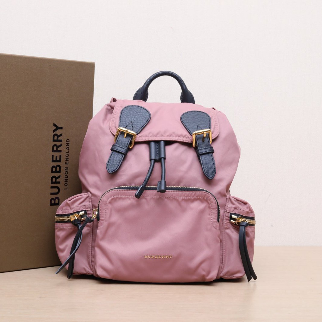 99新 BURBERRY/博柏利 【黑黑】 军旅双肩包 中号 粉色 P225377821