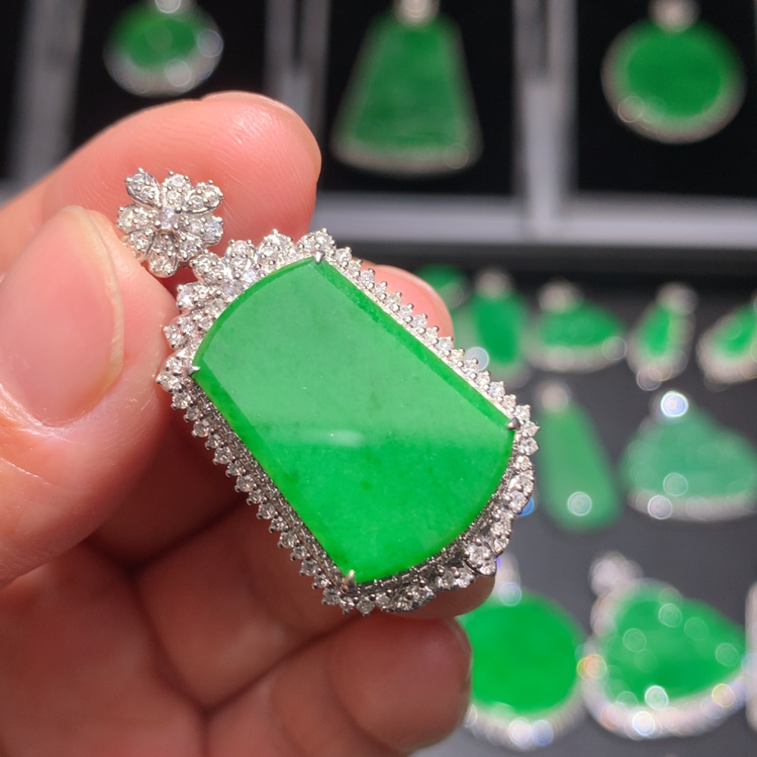 翡翠颈饰18K金镶嵌翡翠