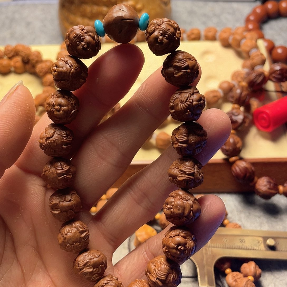 龙纹桃核雕刻横财神