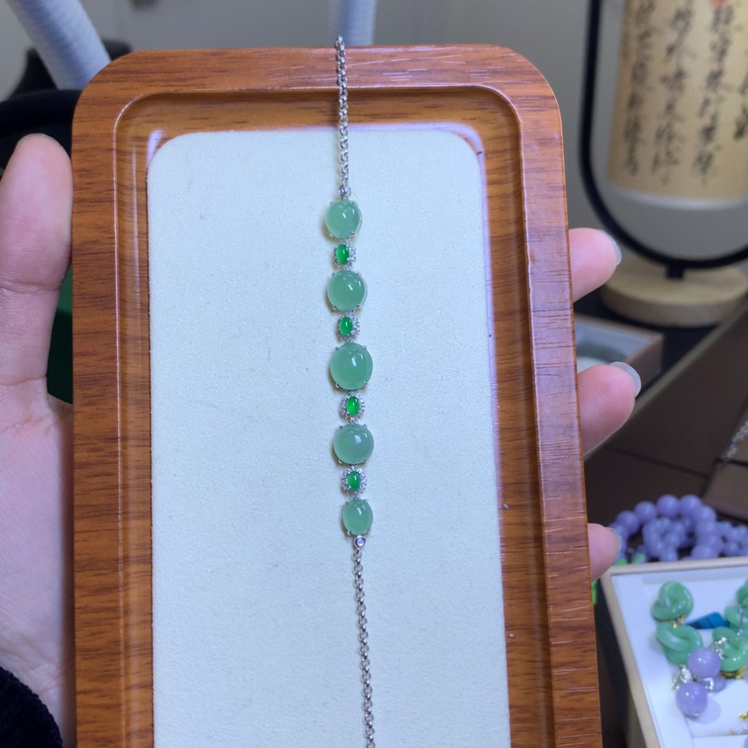 翡翠颈饰18K金镶嵌翡翠