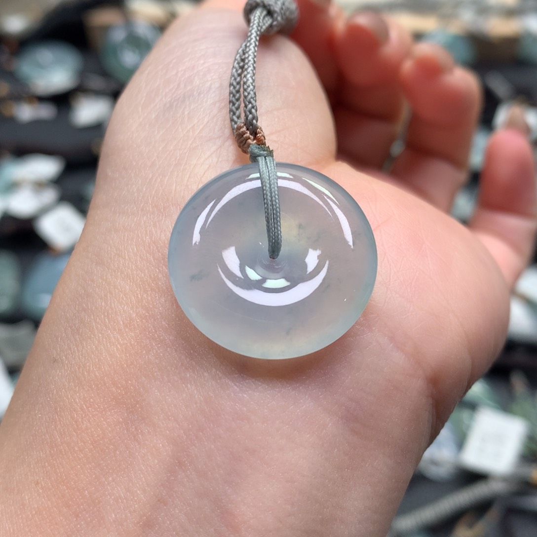 翡翠颈饰未镶嵌平安扣