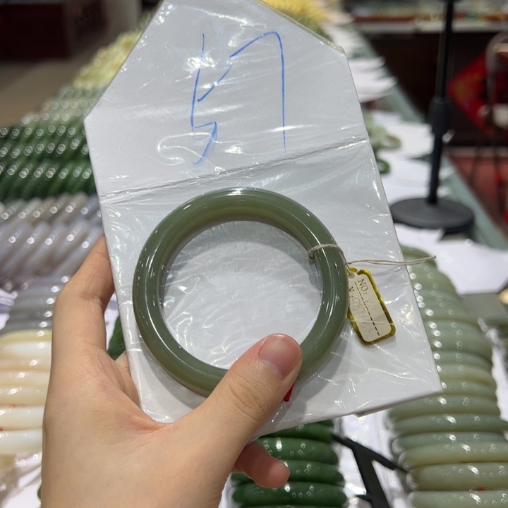 和田玉未镶嵌手镯