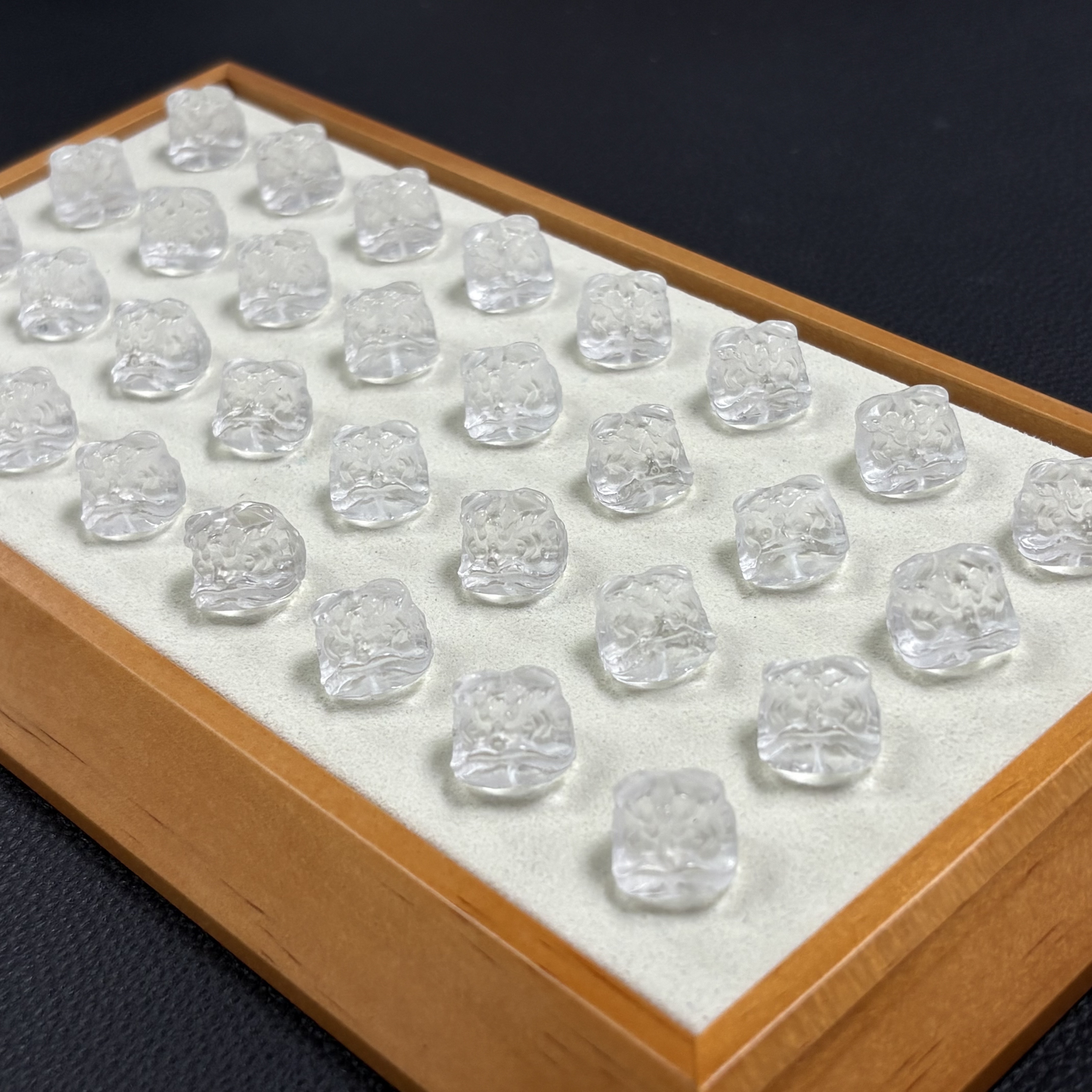 「戴琴珠宝」DQ3895-白水晶醒狮通孔配件(多样性发其一）