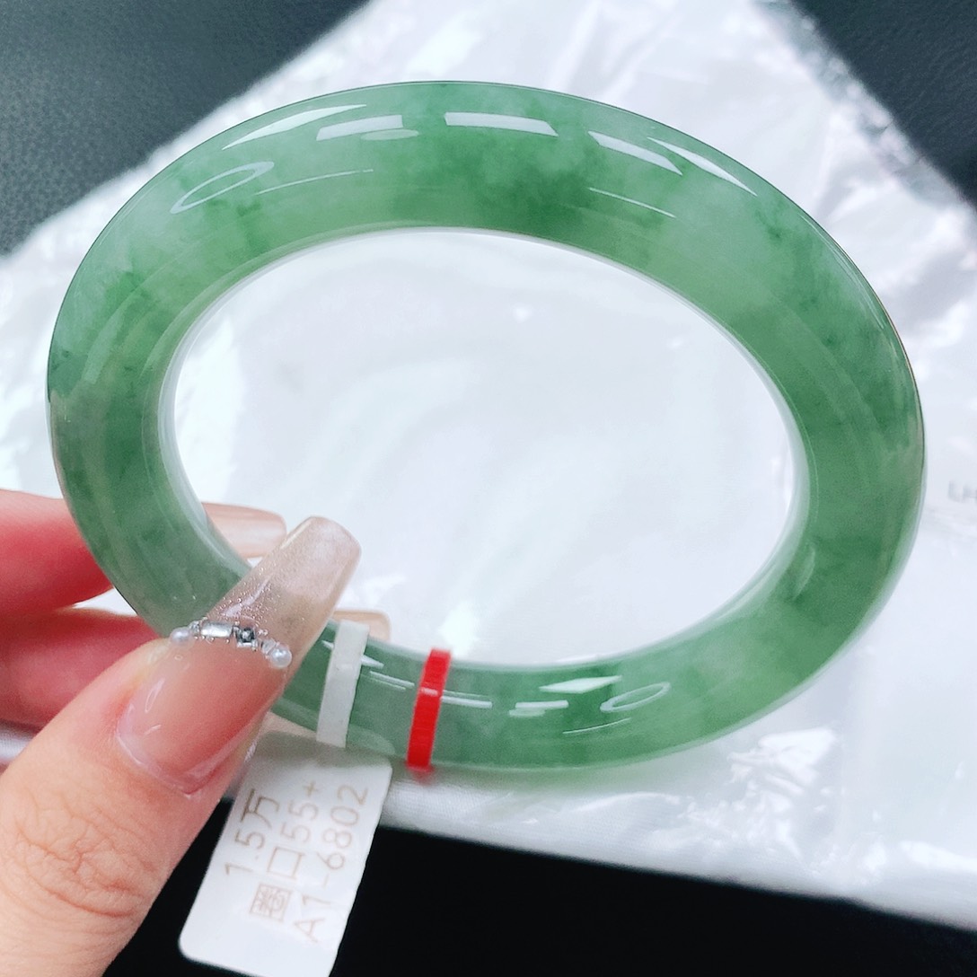 翡翠手镯未镶嵌55圈