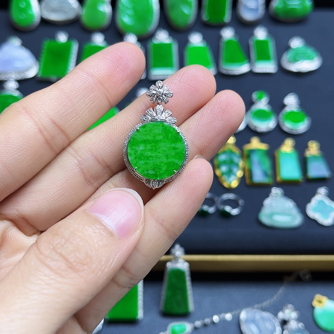 翡翠18K金镶嵌颈饰