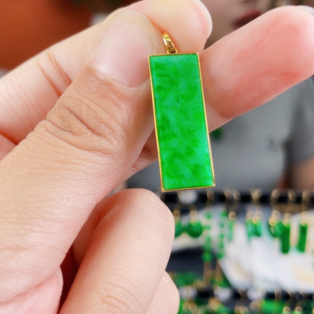 翡翠18K金镶嵌耳饰