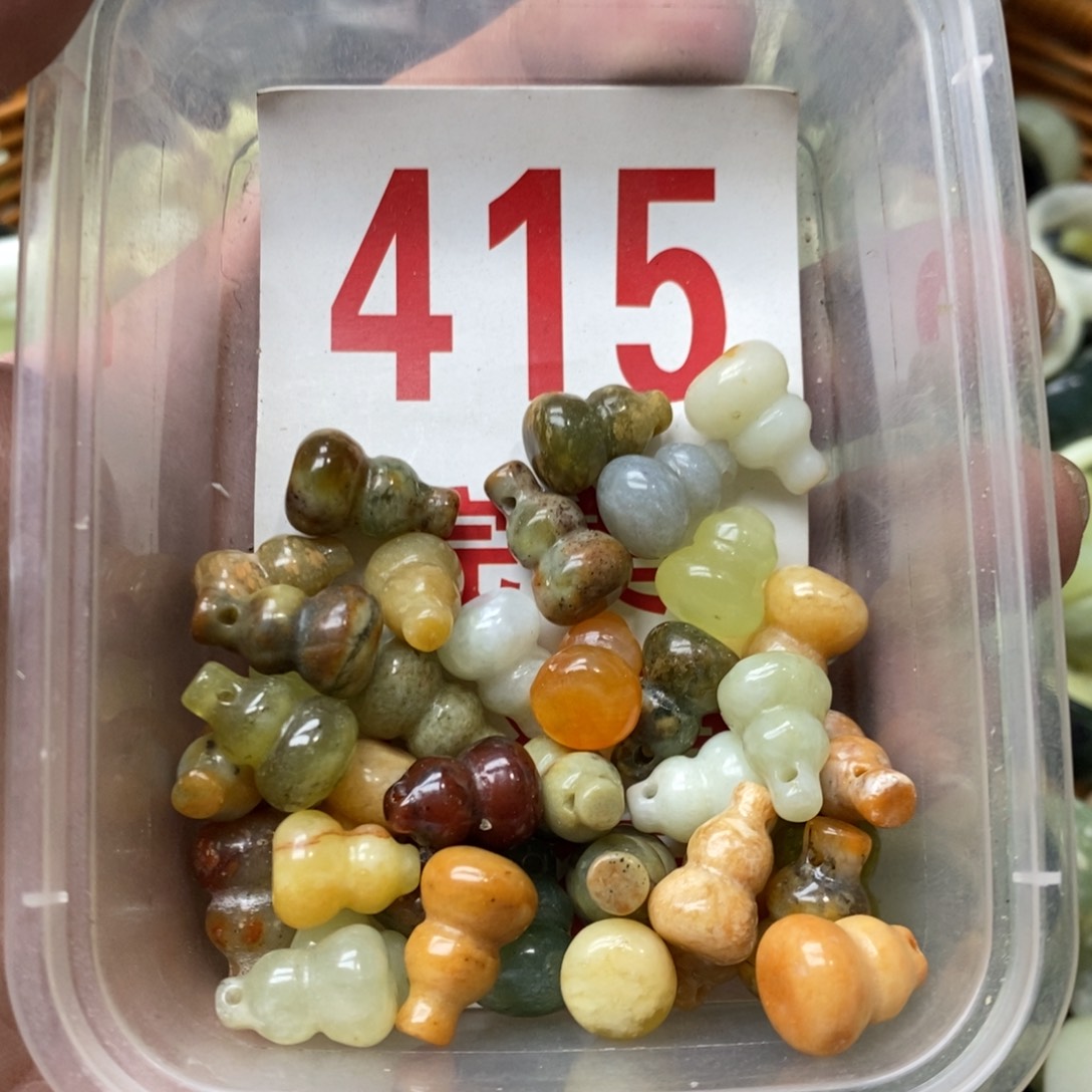 蛇纹石玉挂坠未镶嵌