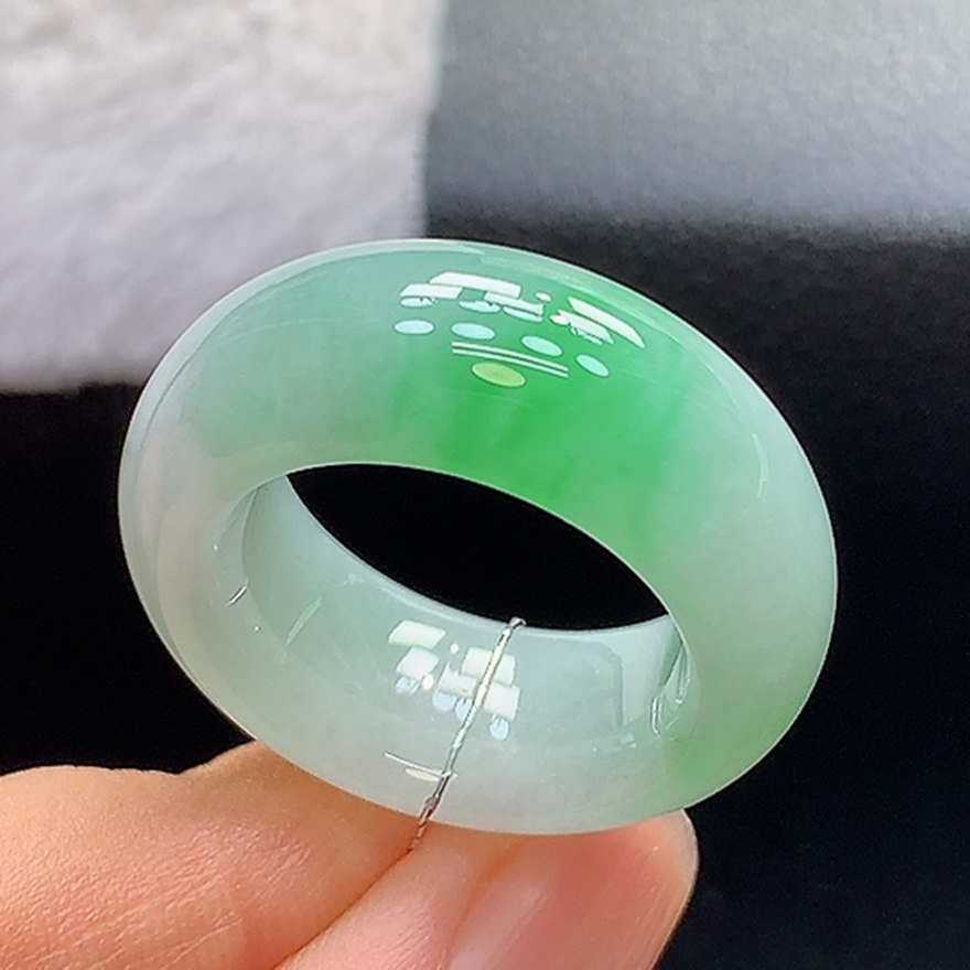 天然A货轮胎飘绿翡翠扳指18号圈口内径18.5宽10.4厚5.6mm厚装饱满