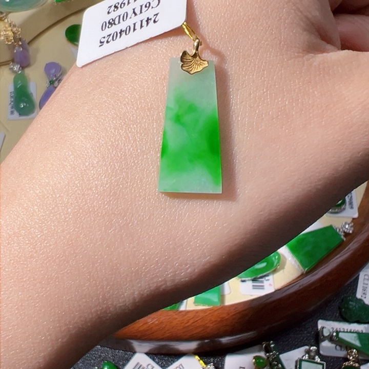 翡翠颈饰18K金镶嵌翡翠