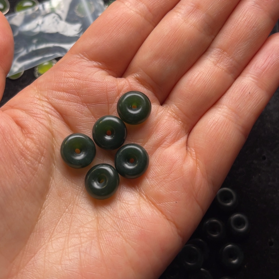 冬***来蛇纹石玉未镶嵌颈饰