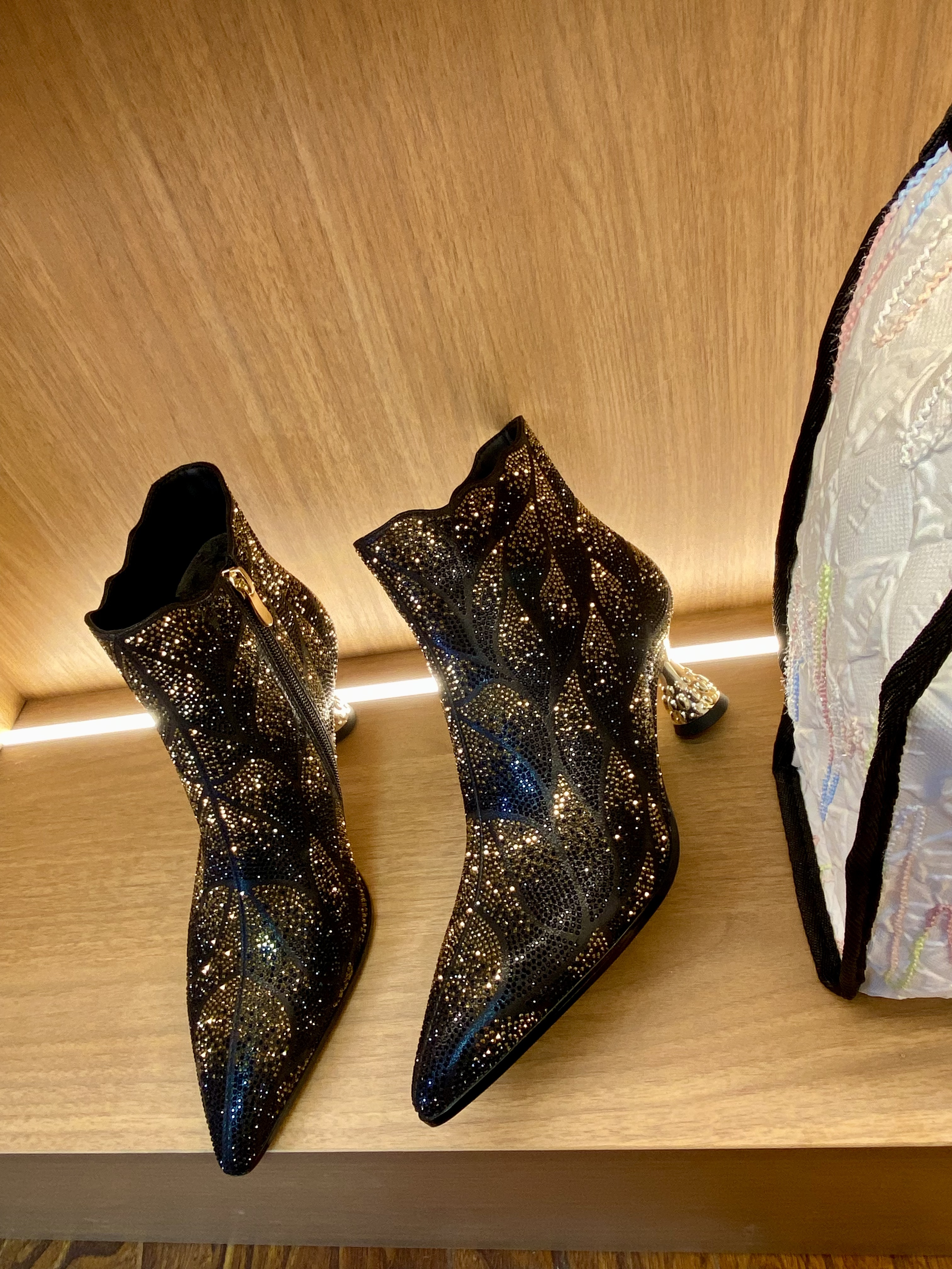 2025年新款欧美高级感时尚满钻优雅气质尖头粗跟时装女短靴3457