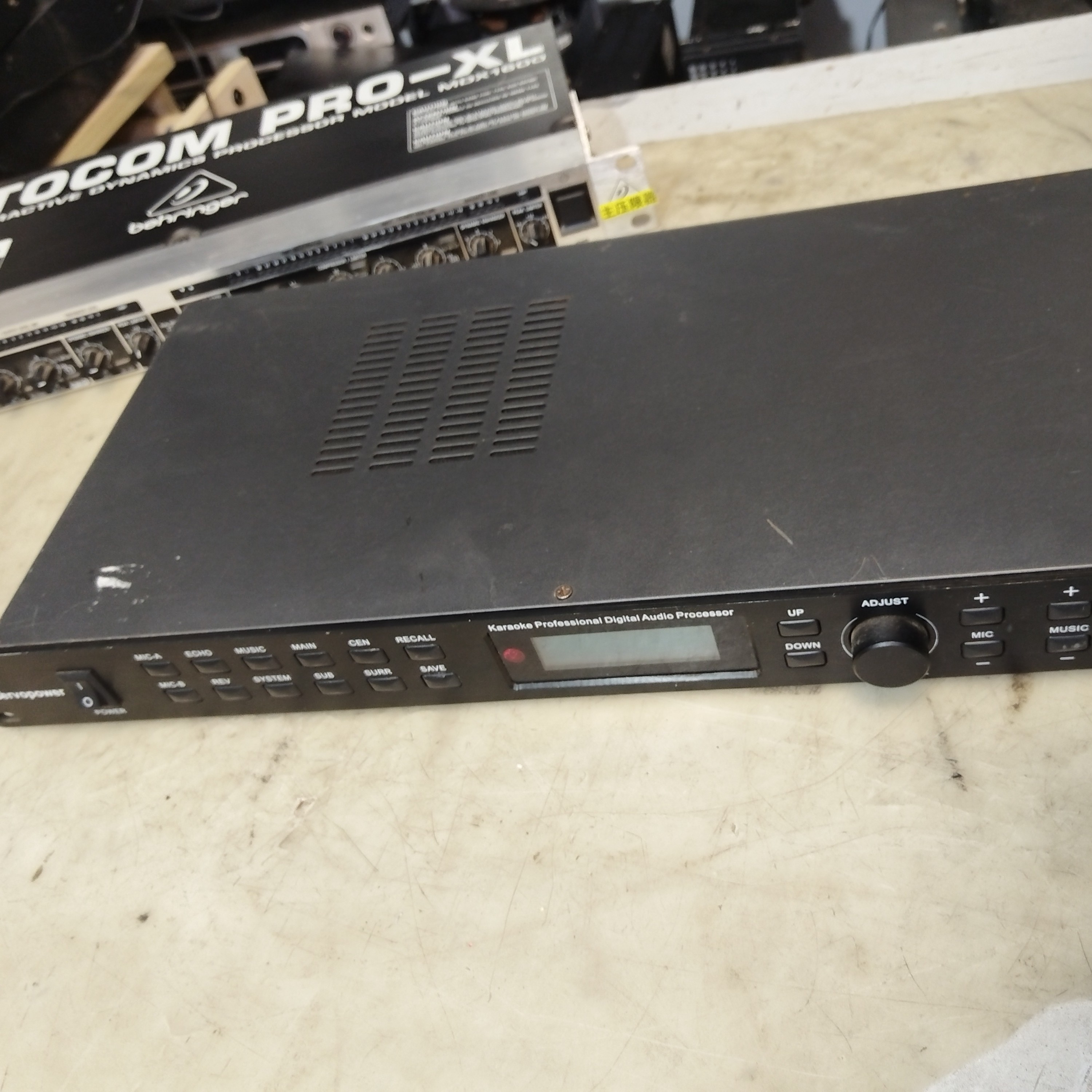 8新  x5效果器一台，成色如图，不包邮费，不支持七天无理由退货