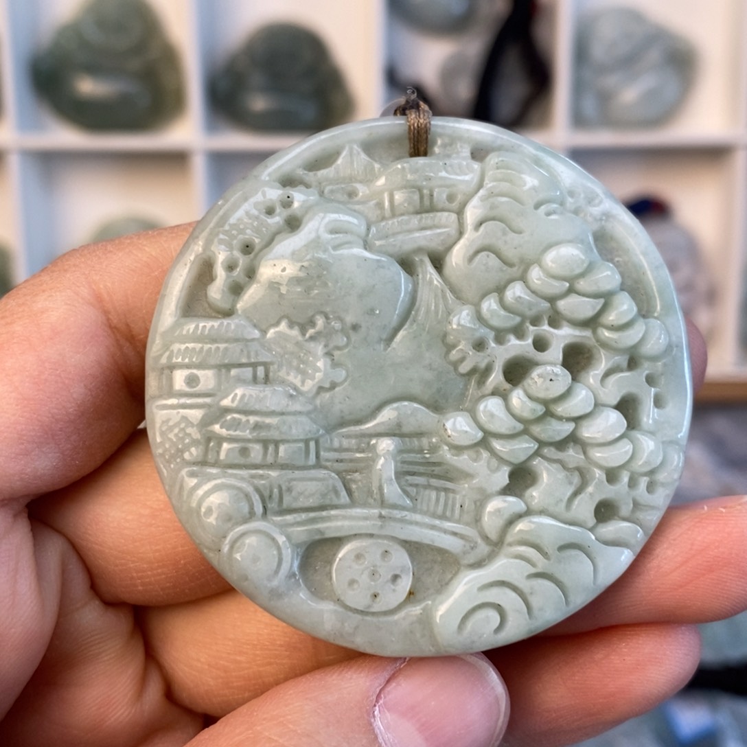 翡翠颈饰未镶嵌山水