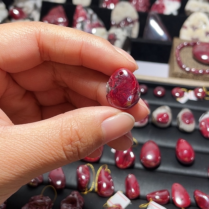 天然辰砂原石晶体吊坠