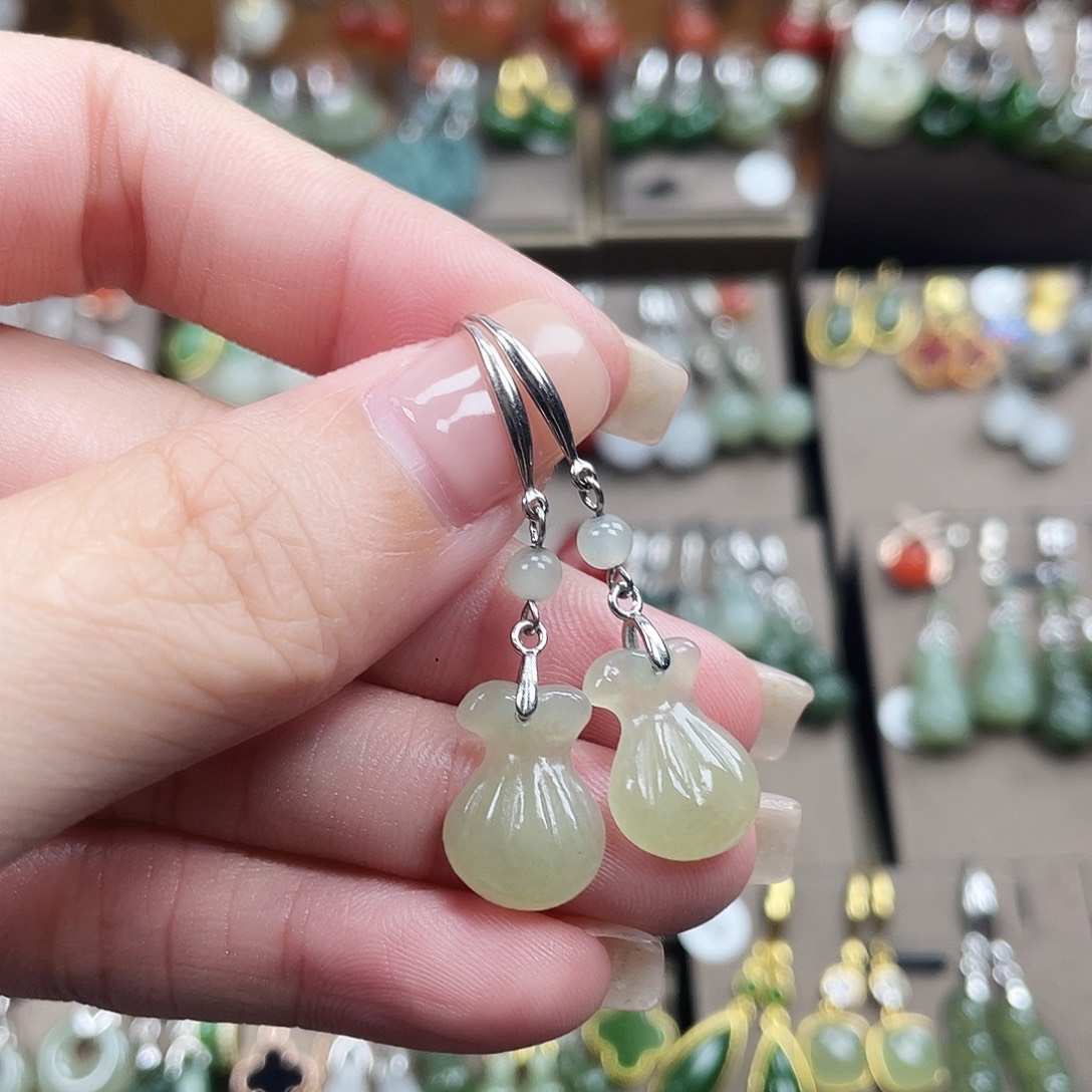 和田玉银S925镶嵌耳饰福袋