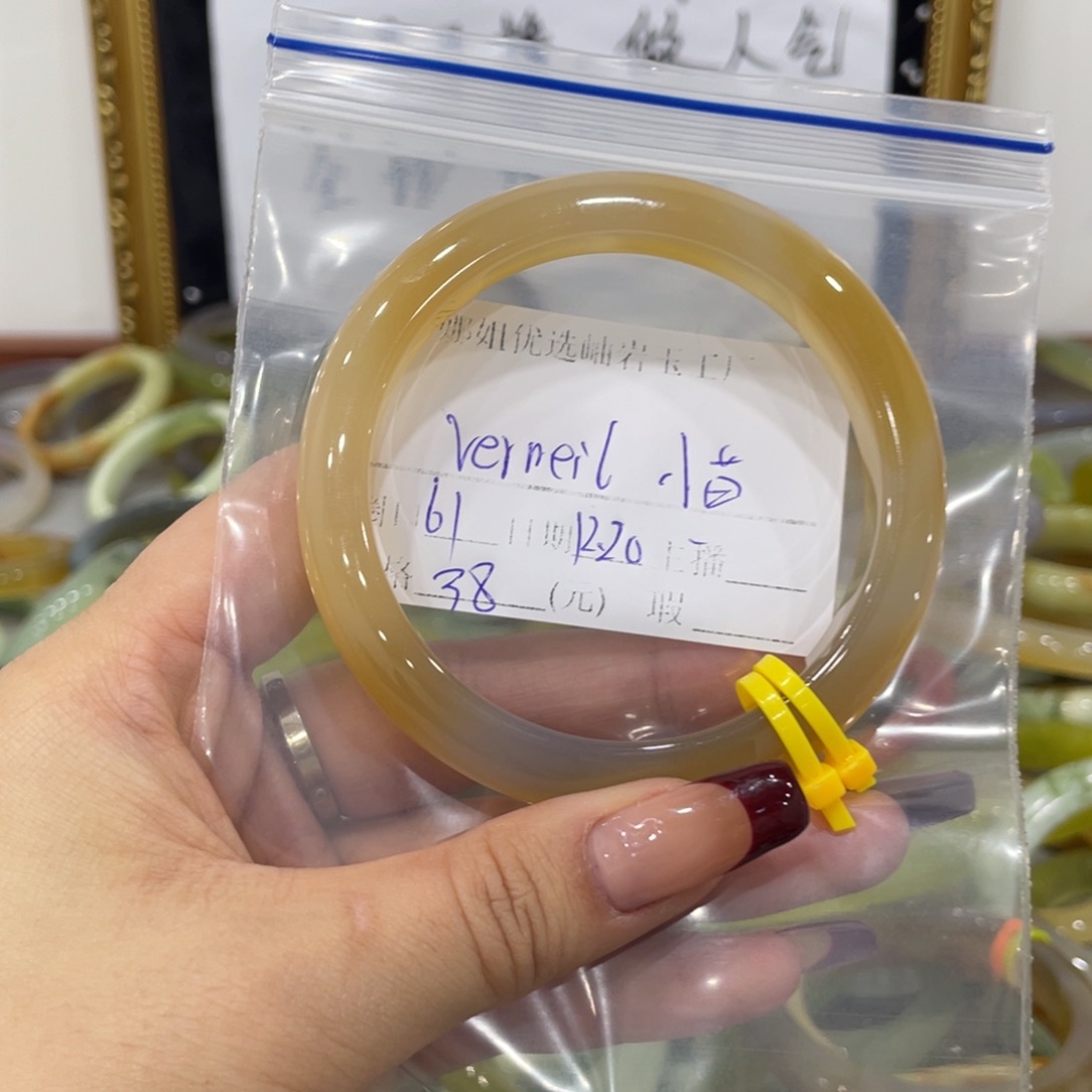 V***苗蛇纹石玉未镶嵌手镯