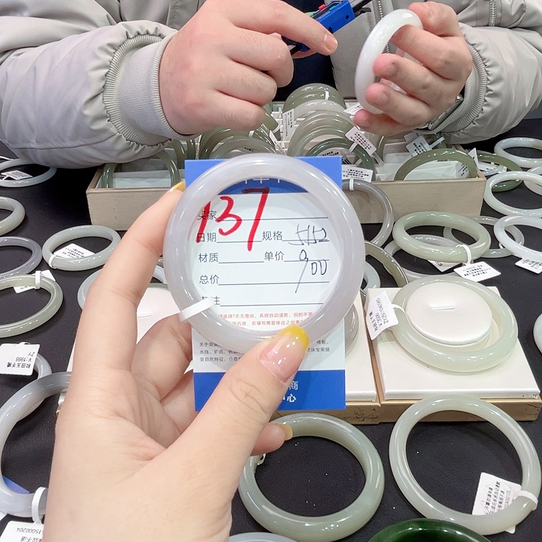 和田玉手镯未镶嵌