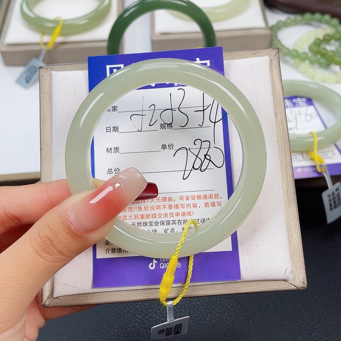 和田玉手镯未镶嵌