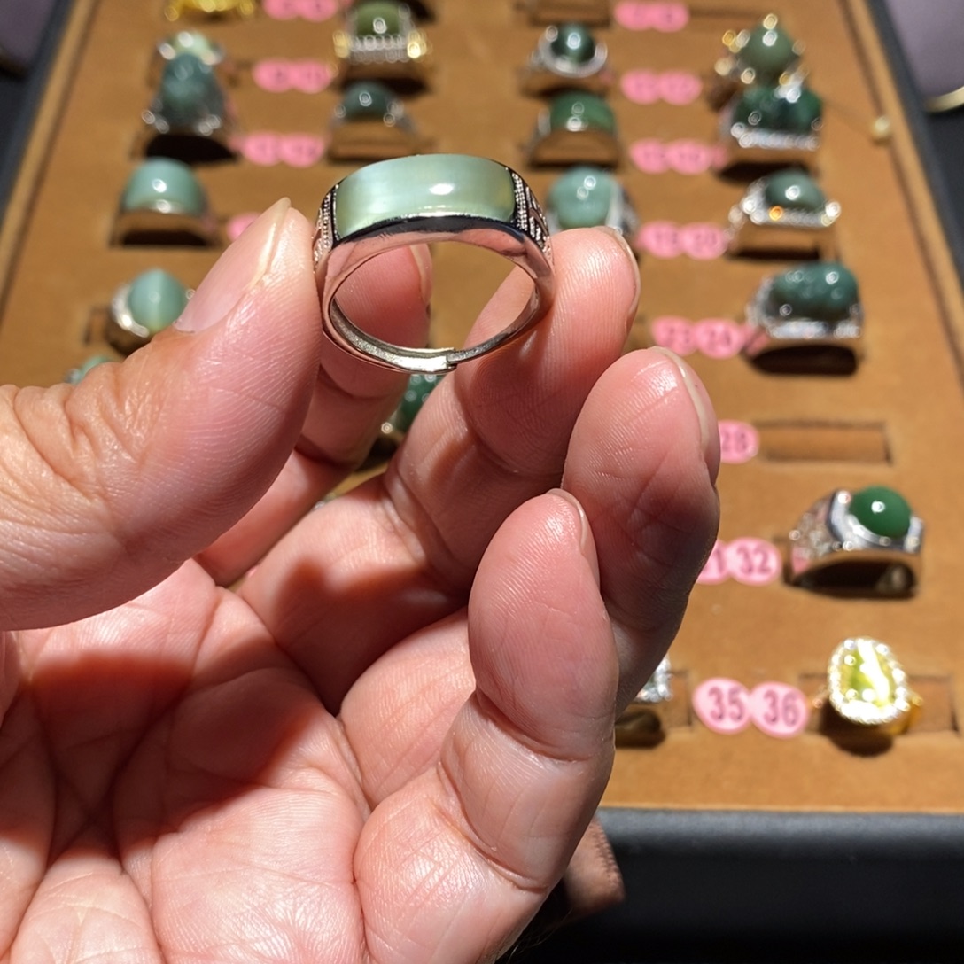 男***顺和田玉未镶嵌戒指