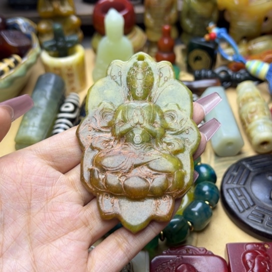 蛇纹石玉未镶嵌颈饰