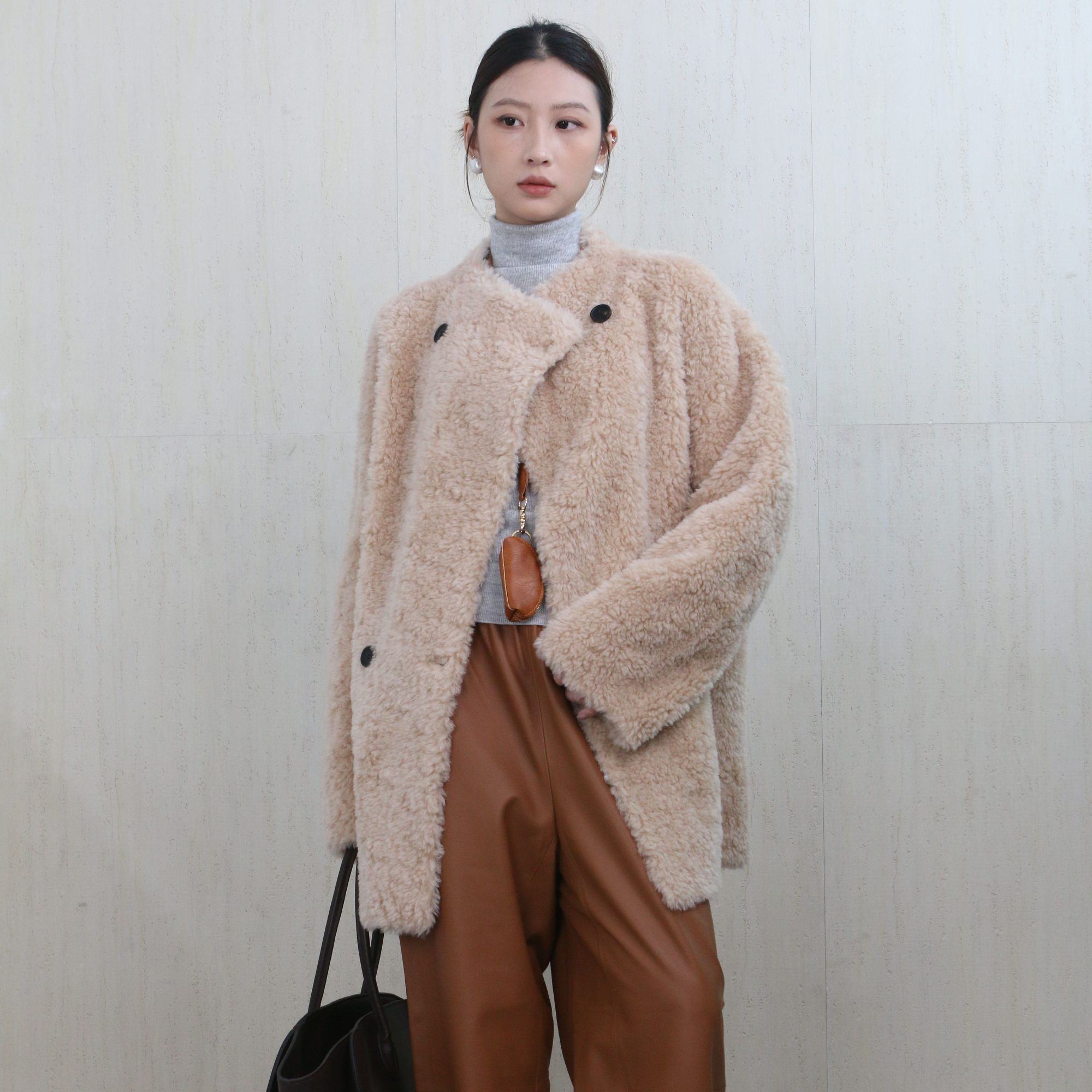 VPAE 北国雪夜丨小湖羊暖冬廓形立领卷毛皮草外套 25705