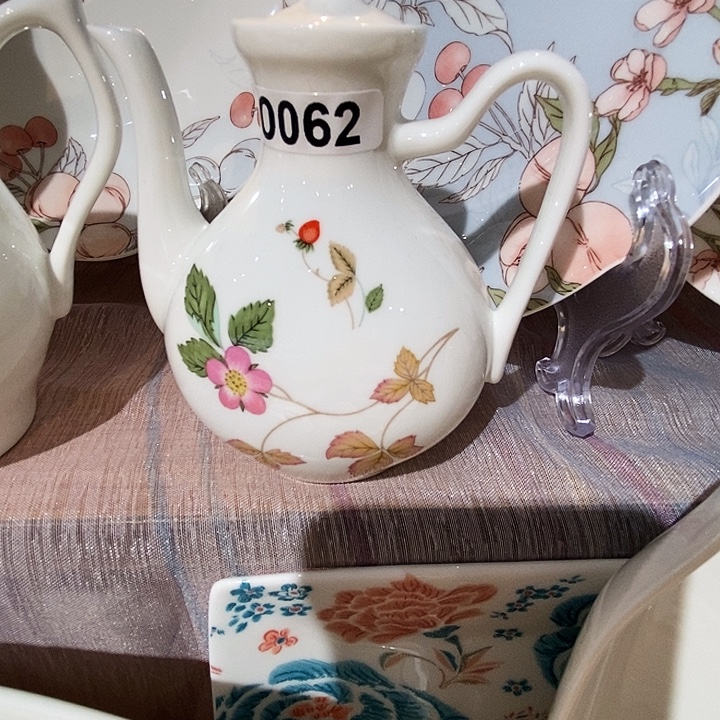三***王骨质瓷库存产品醋壶桃李