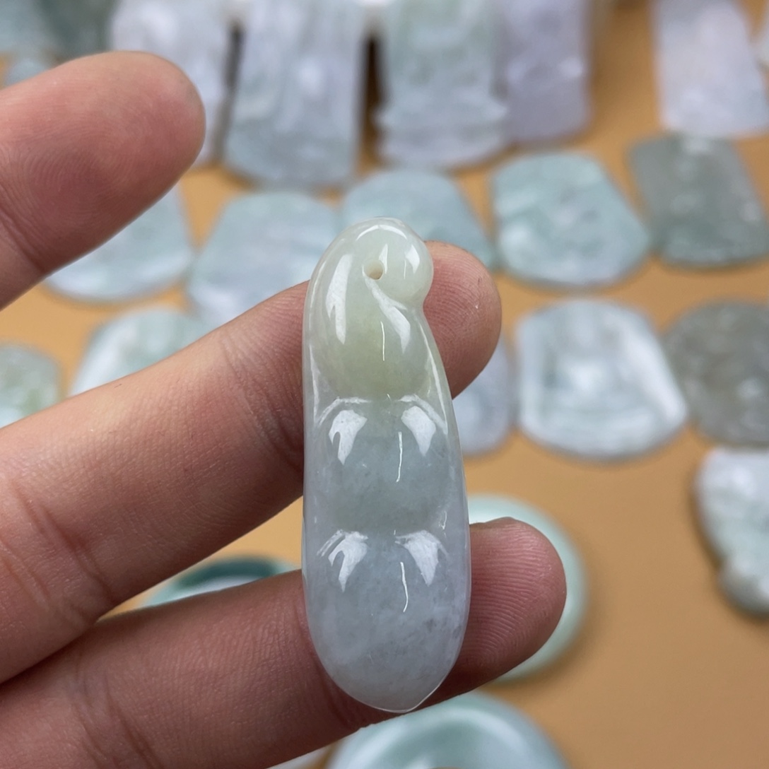 翡翠未镶嵌颈饰豆子