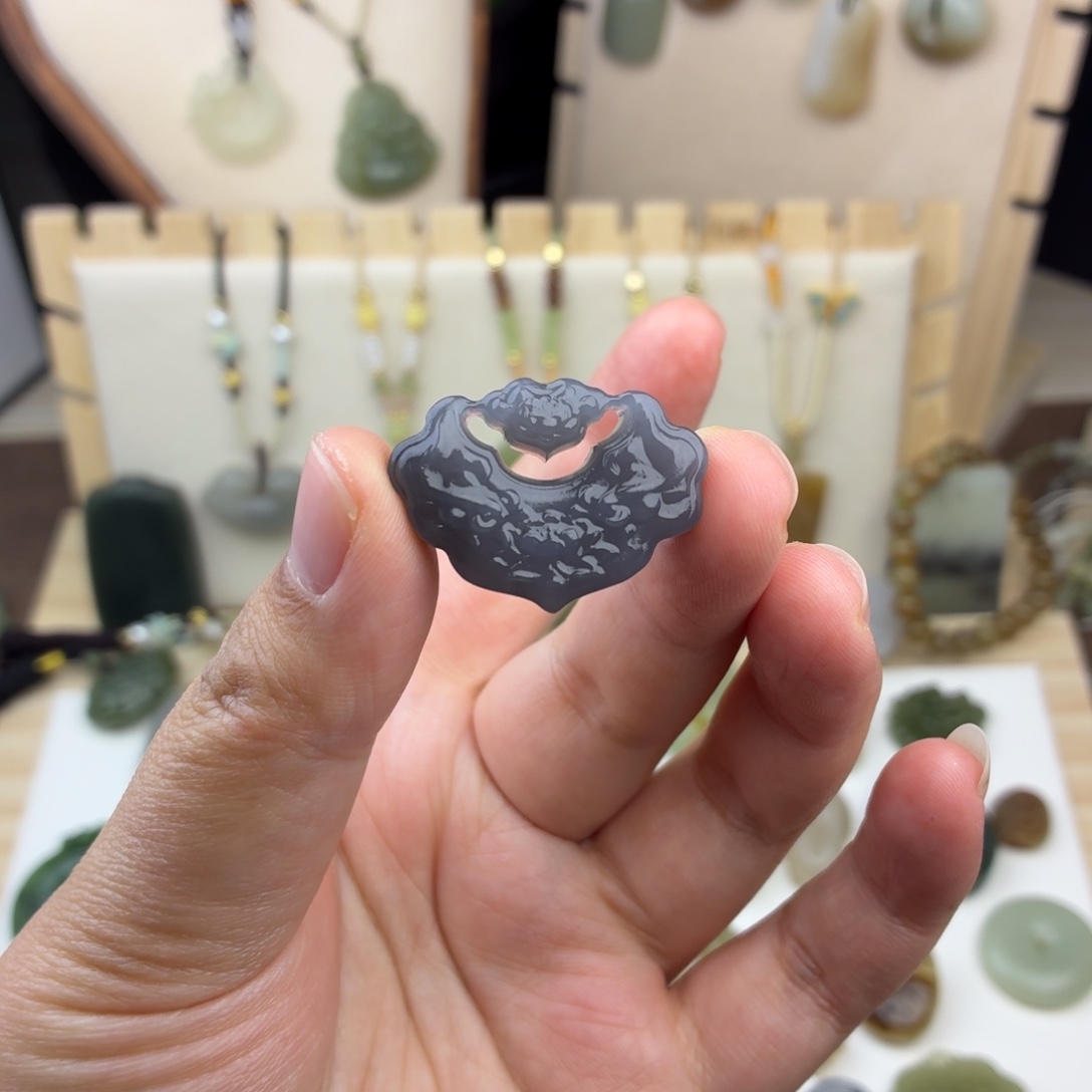 和田玉未镶嵌颈饰微瑕处理