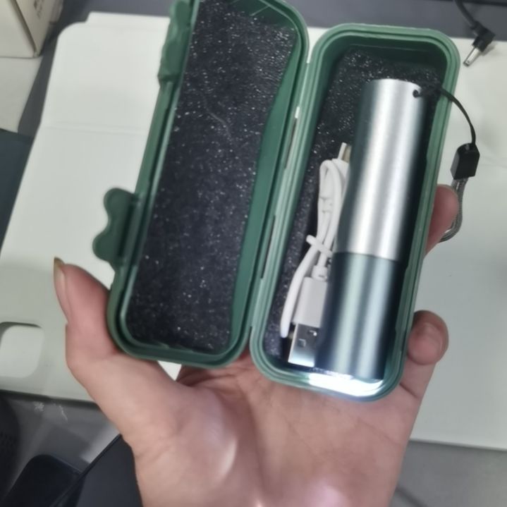 发三个充电款手电筒