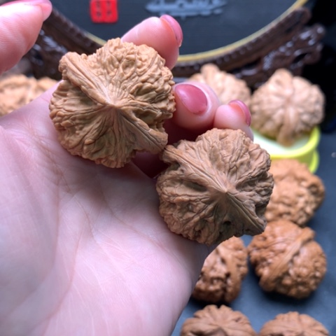 文玩核桃吊坠和尚头