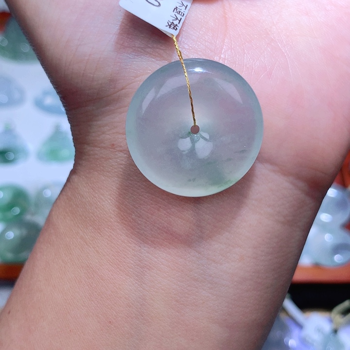 翡翠颈饰未镶嵌平安扣